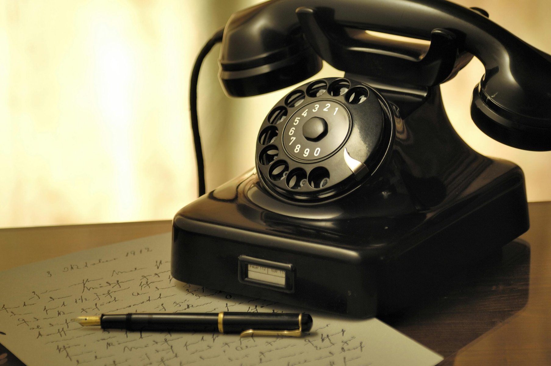 Telefon z czasów PRL-u z korbką.