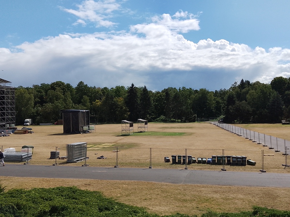 Teren BitterSweet Festival na Cytadeli tydzień po zakończeniu imprezy widać polanę i duże fragmenty wydeptanej trawy, stoją jeszcze pozostałości infrastruktyry koncertowej