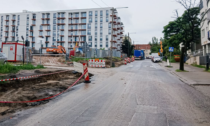 teren buduwy nowego osiedla, blok prawie gotowy, teren wokół jeszcze nieuporządkowany