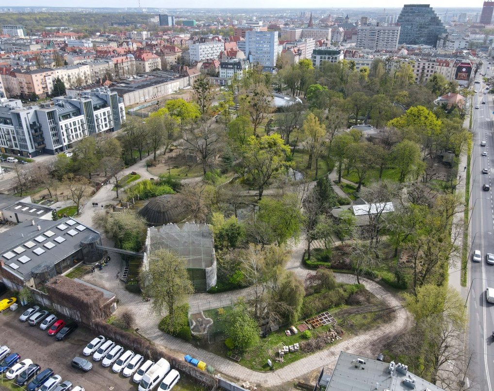 teren starego zoo z lotu ptaka, widoczne pawilony, zieleń i ścieżki - grafika artykułu