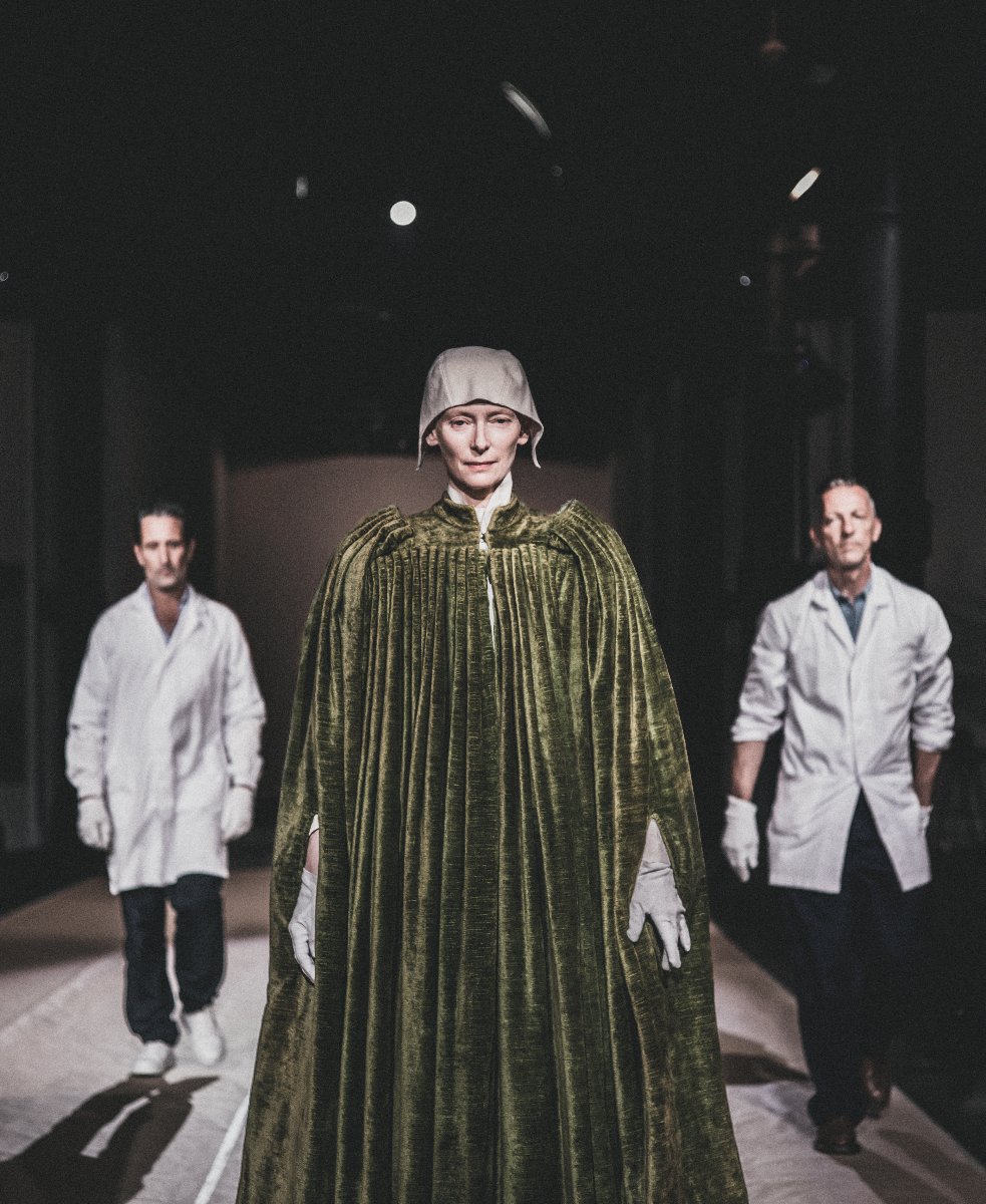 Tilda Swinton podczas przedstawienie "Embodying Pasolini"