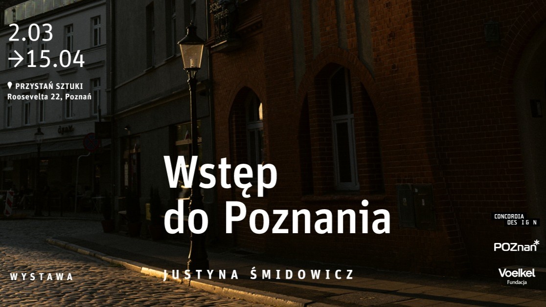 Tłem grafiki jest nastrojowe, ciemne zdjęcie przedstawiające poznańską uliczkę z brukowaną nawierzchnią, zabytkową latarnią oraz fragmentem ceglanej elewacji z łukowatymi oknami. W lewym górnym rogu widnieje data trwania wystawy od 2 marca do 15 kwietnia oraz lokalizacja: Przystań Sztuki, ulica Roosevelta 22, Poznań. W dolnej części umieszczono logotypy partnerów: Concordia Design, Miasto Poznań oraz Fundacja Voelkel.