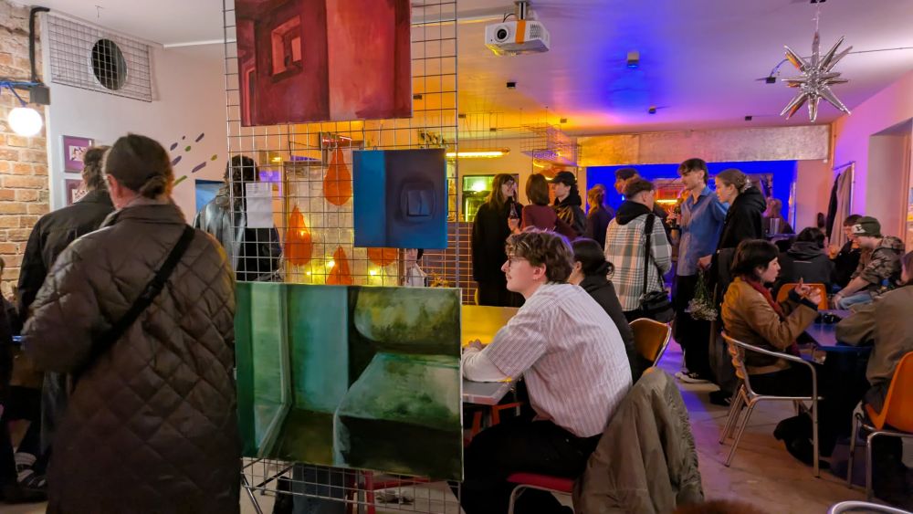 Tłum ludzi na wernisażu wystawy.