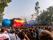 Tłum ludzi przed sceną podczas koncertu z cyklu #NaFalach