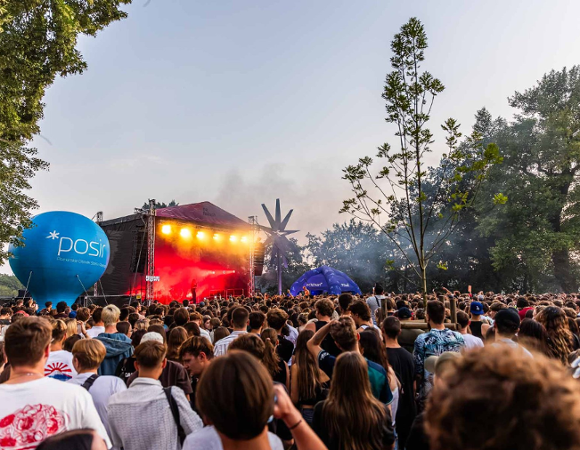 Tłum ludzi przed sceną podczas koncertu z cyklu #NaFalach