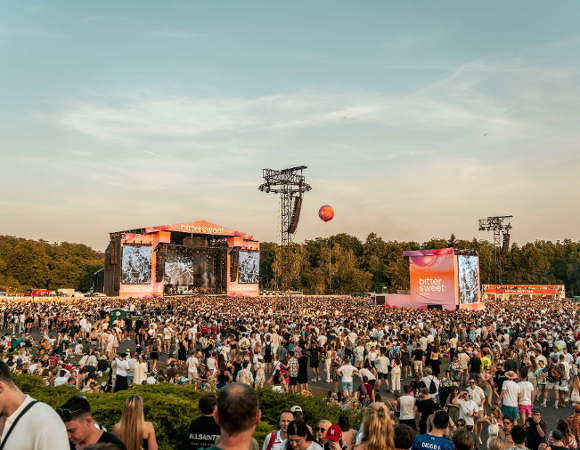 Tłum ludzi przed sceną podczas zeszłorocznej edycji BitterSweet Festiwalu