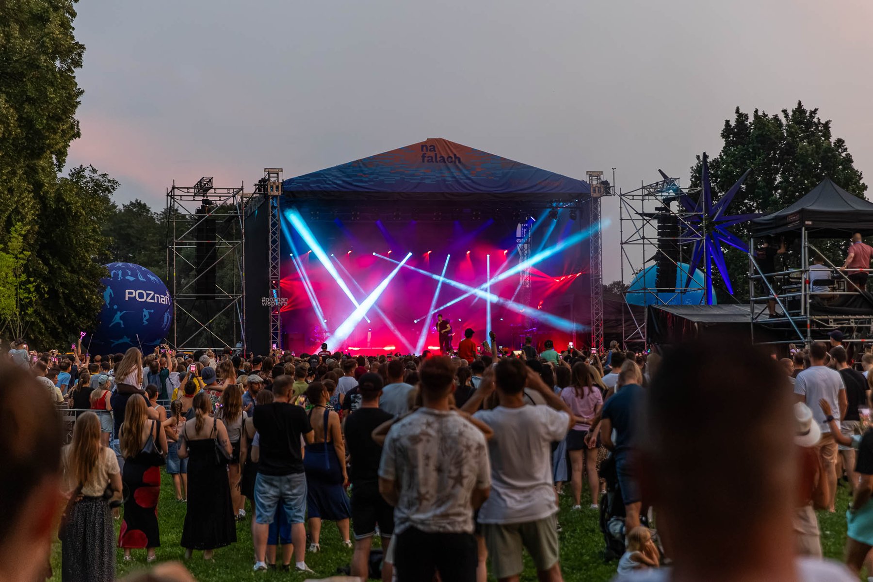 Tłum ludzi stojący przed sceną podczas koncertu #Na Falach