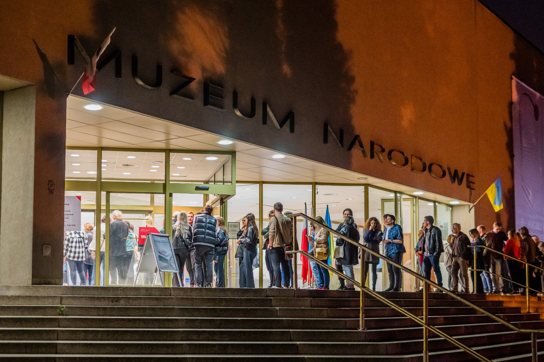 Tłumy ludzi na wystawie w Muzeum.