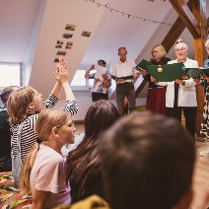 Wsytępujący seniorzy w sali Fyrtla Główna.