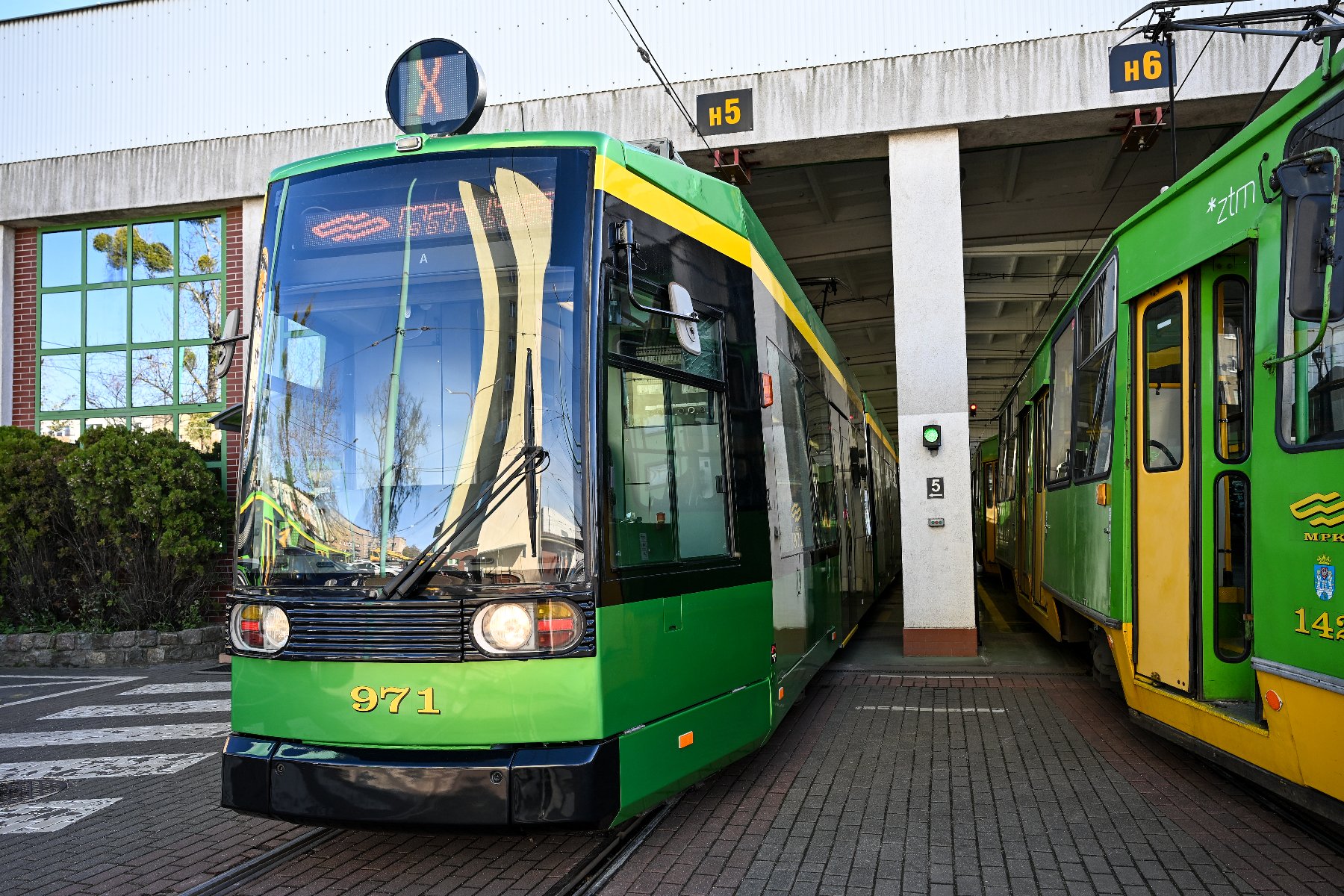 Tramaj z Bonn, a obok stary tramwaj 105Na