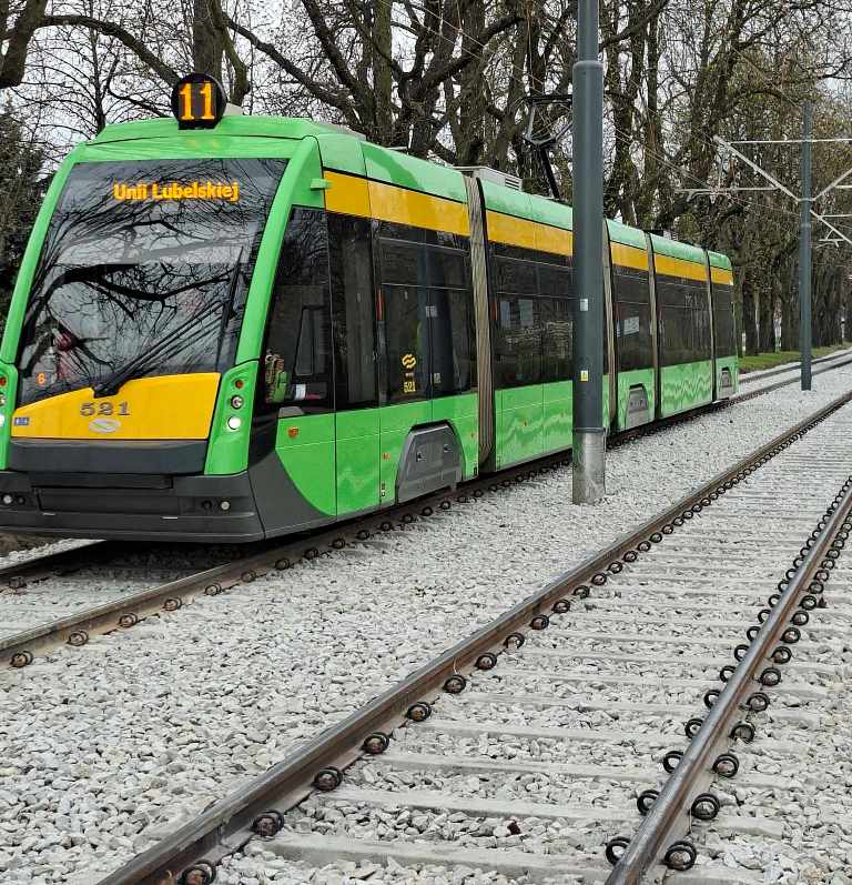 tramwaj jedzie trasą po torach