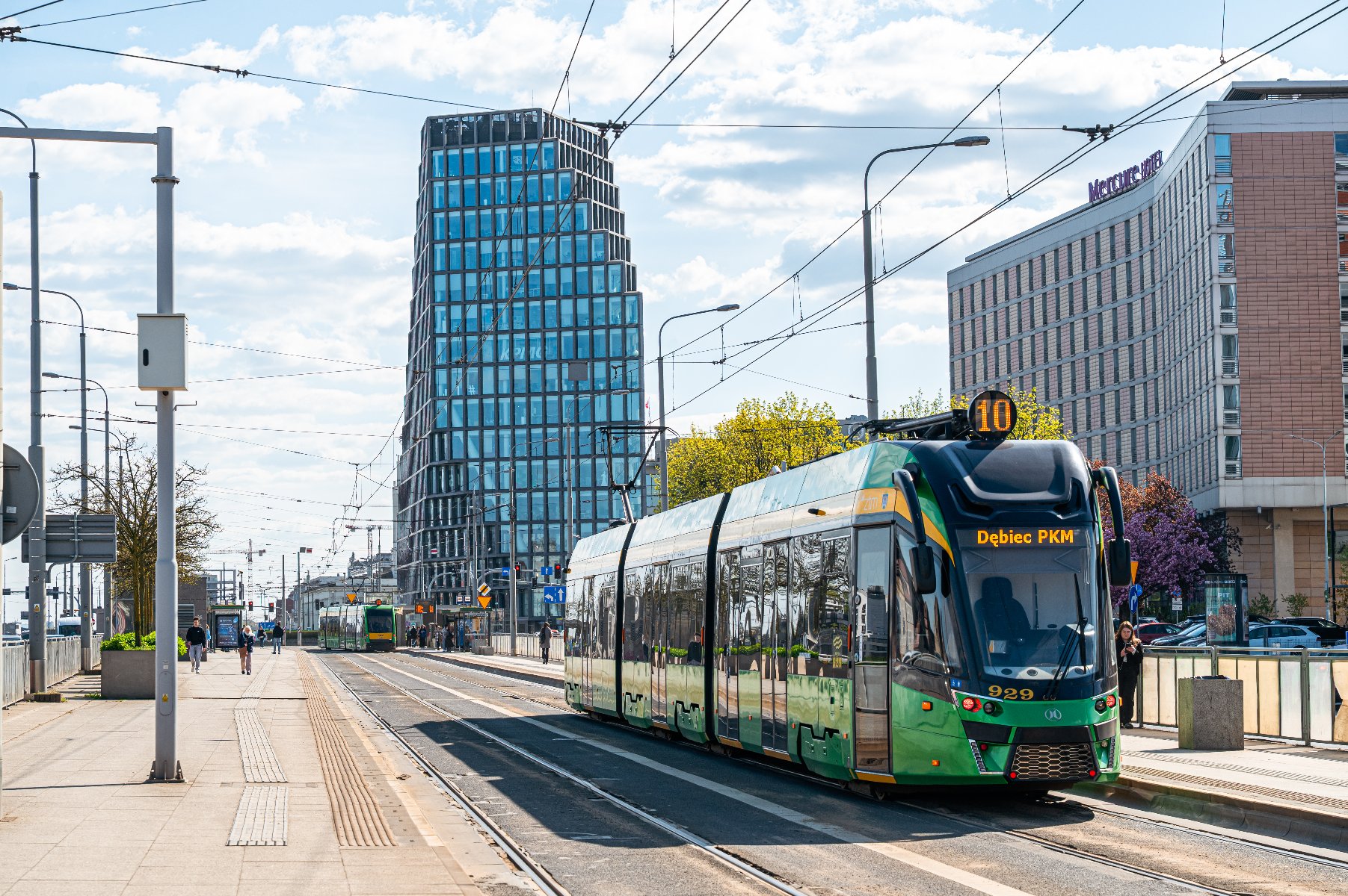 Tramwaj linii nr 10 przy ul. Roosevelta