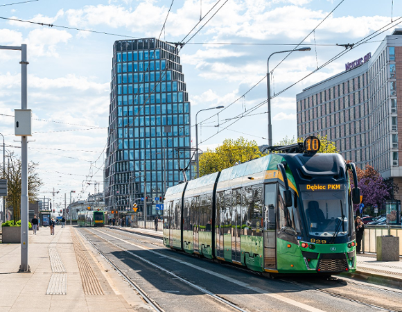 Tramwaj linii nr 10 przy ul. Roosevelta