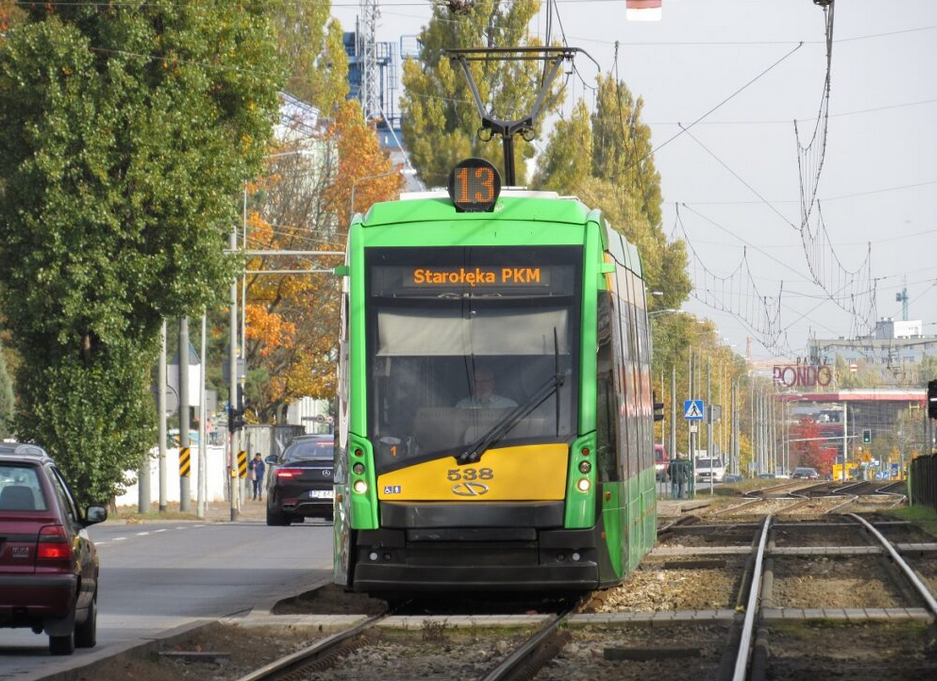 tramwaj linii nr 13 na troeowisku w mieście