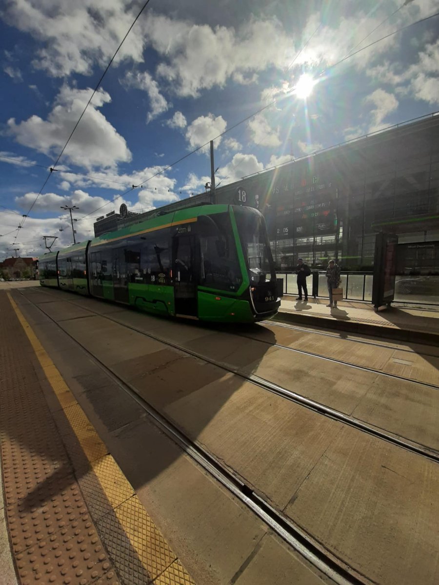 Tramwaj linii nr 18 na przystanku przy ul. Roosevelta przy MTP