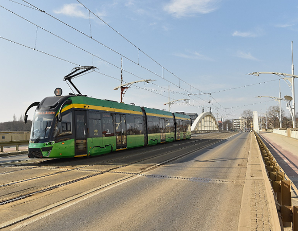 Tramwaj linii nr 3 przy Moście Rocha
