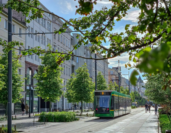 Tramwaj linii nr 9 na ulicy 27 Grudnia
