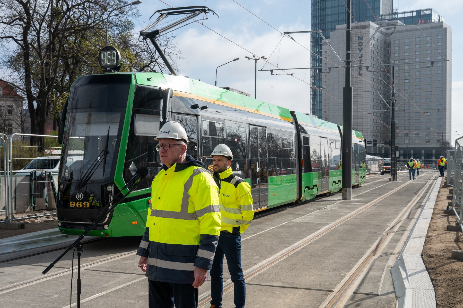 Tramwaj na odnowionej trasie przy ul. Matyi