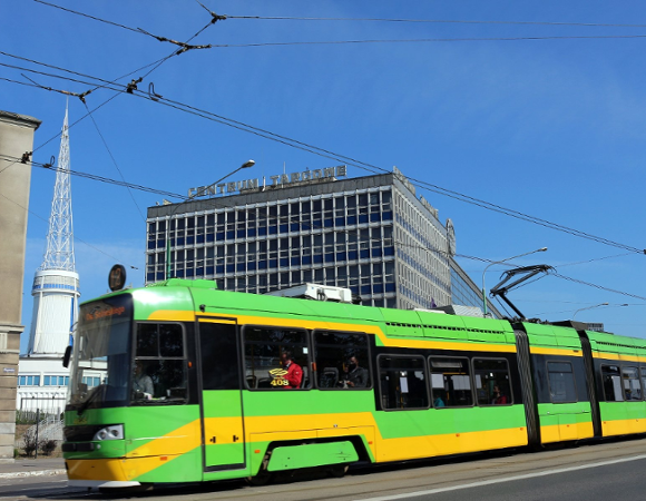 Tramwaj na ul. Głogowskiej, na wysokości MTP
