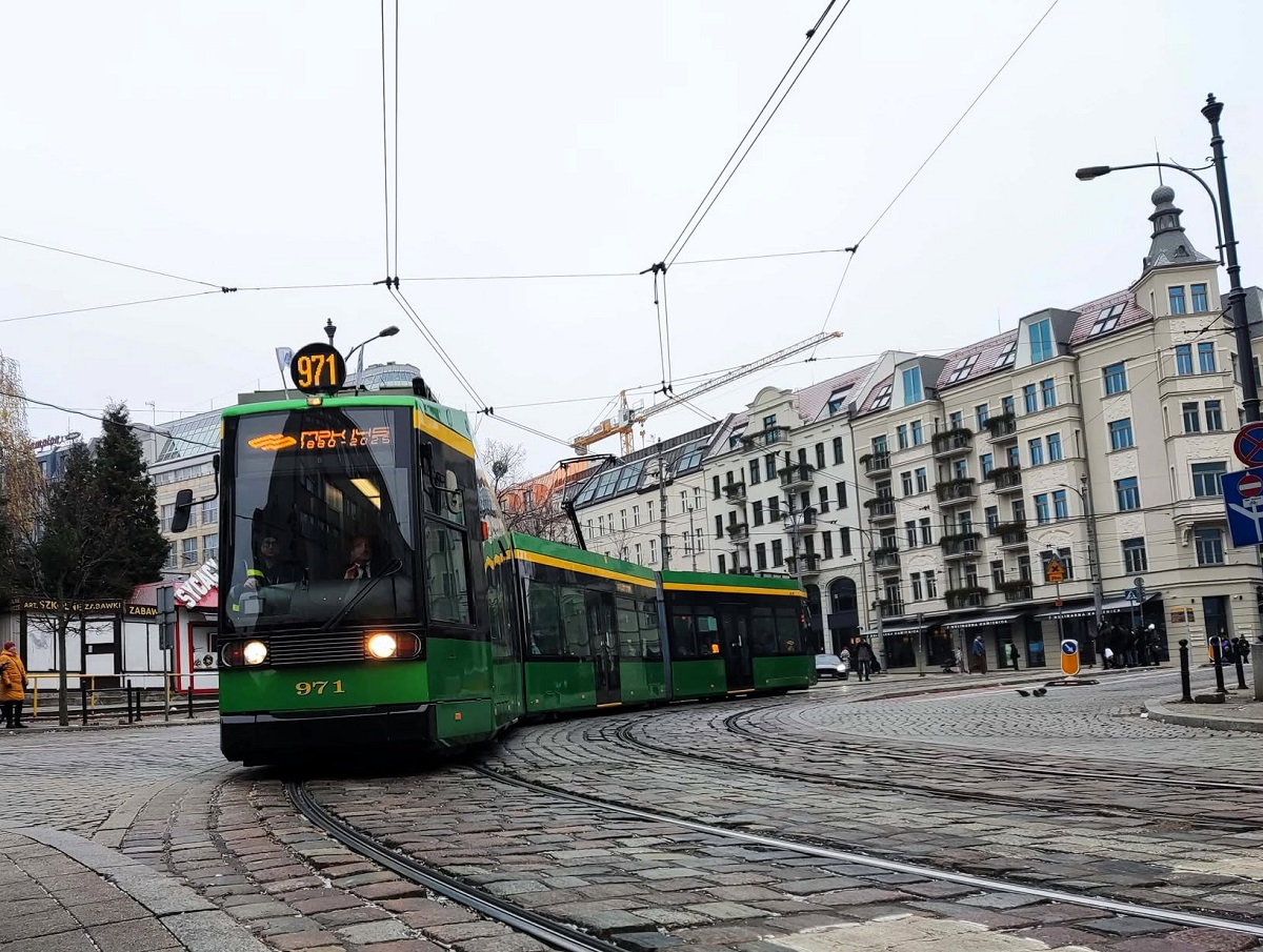 tramwaj na zakręcie na ulicy wybrukowanej kostką