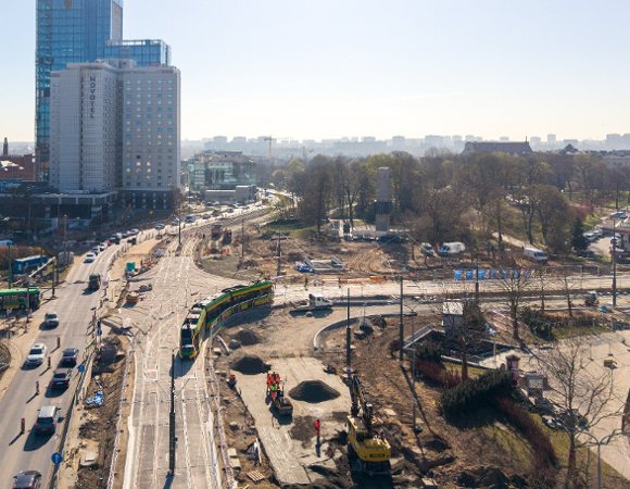 Tramwaj skęcający z ul. Matyi w ul. Wierzbięcice