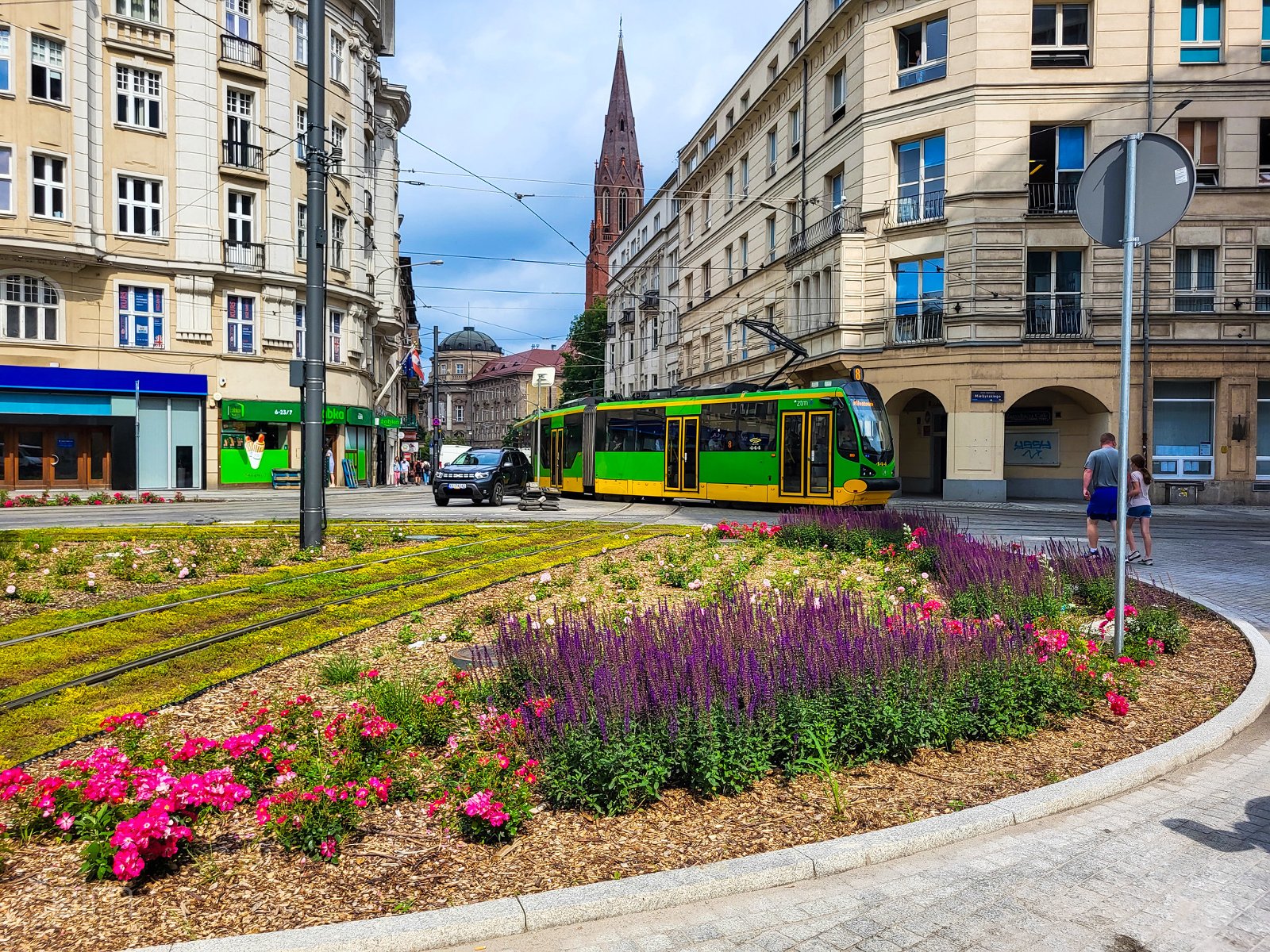 Tramwaj skręca z ul. Fredry w ul. Mielżyńskiego