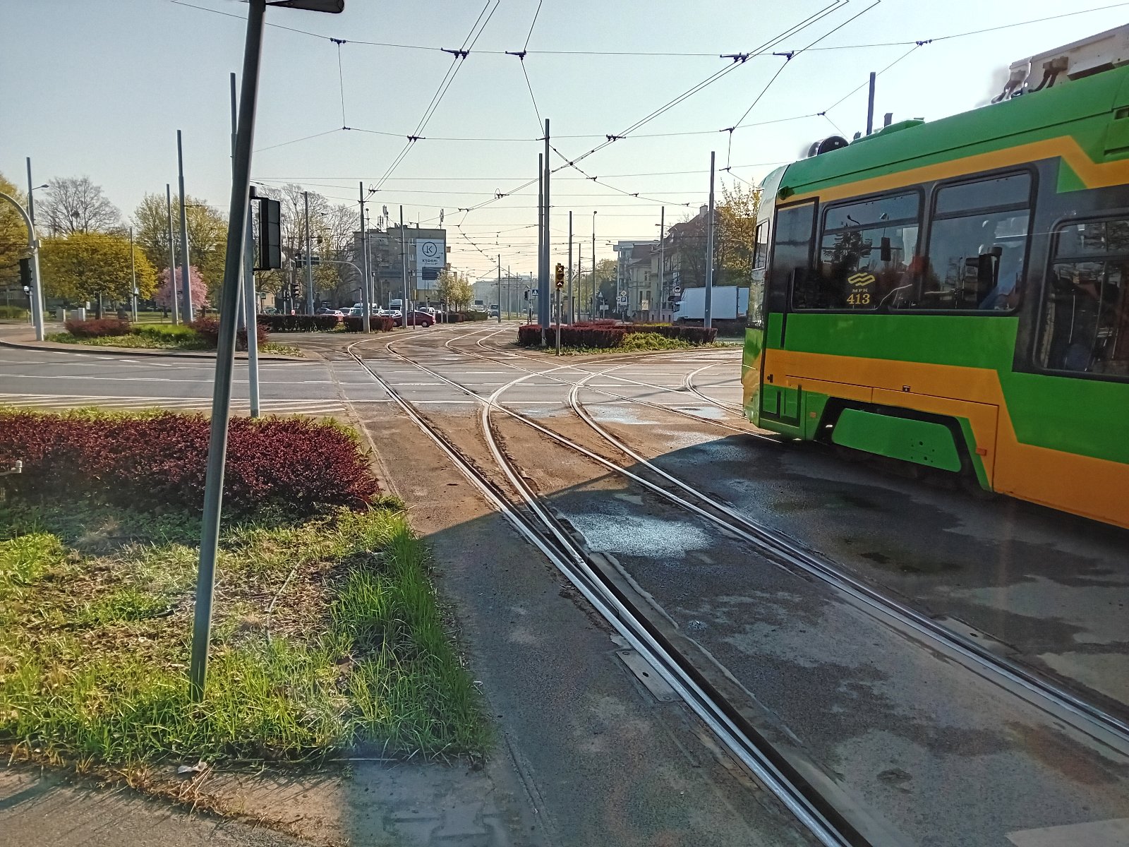 Tramwaj wjeżdża na Rondo Jana Nowaka Jeziorańskiego