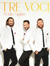 Plakat promujący koncert "TRE VOCI - White Nights". Na jasnym tle widoczne są trzy osoby ubrane w białe marynarki, białe koszule, czarne krawaty i ciemne spodnie. U góry znajduje się złoty napis "TRE VOCI", a poniżej mniejszy napis "White Nights". Osoby stoją obok siebie w pozowanych sylwetkach.