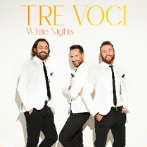 Plakat promujący koncert "TRE VOCI - White Nights". Na jasnym tle widoczne są trzy osoby ubrane w białe marynarki, białe koszule, czarne krawaty i ciemne spodnie. U góry znajduje się złoty napis "TRE VOCI", a poniżej mniejszy napis "White Nights". Osoby stoją obok siebie w pozowanych sylwetkach.