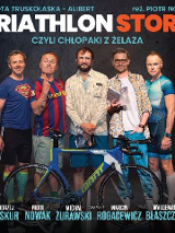 Triathlon Story, czyli chłopak ze stali. Plakat spektaklu z pięcioma osobami i rowerem na ciemnym tle.