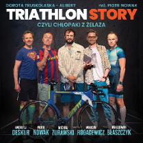 Triathlon Story, czyli chłopak ze stali. Plakat spektaklu z pięcioma osobami i rowerem na ciemnym tle.