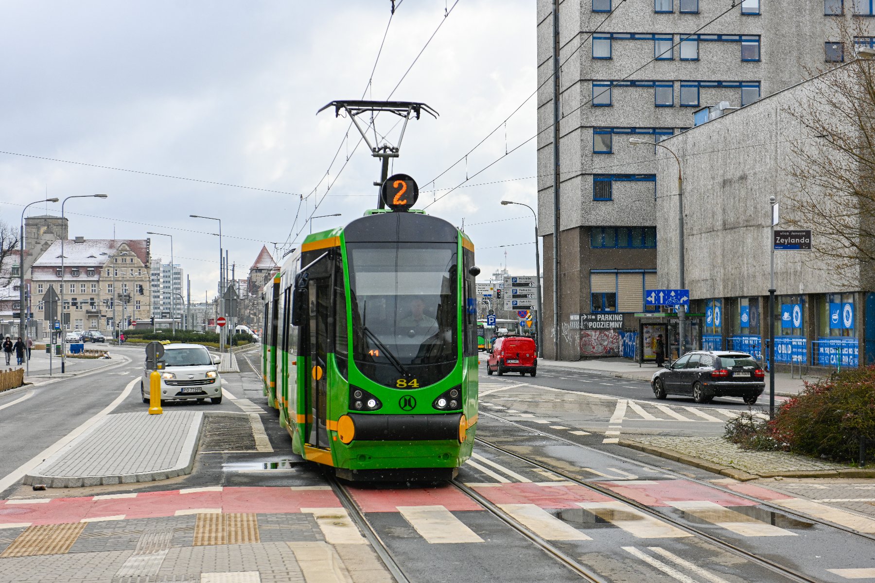 Trwamwaj linii nr 2 przed pzrejściem dla pieszych i przejazdem rowerowym w centrum miasta