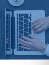 Grafika promocyjna szkolenia Twoja pierwsza firma. Wszystko, co musisz wiedzieć, by ruszyć z JDG. Na zdjęciu biuro, laptop i ręce osoby która coś w nim wpisuje
