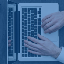 Grafika promocyjna szkolenia Twoja pierwsza firma. Wszystko, co musisz wiedzieć, by ruszyć z JDG. Na zdjęciu biuro, laptop i ręce osoby która coś w nim wpisuje