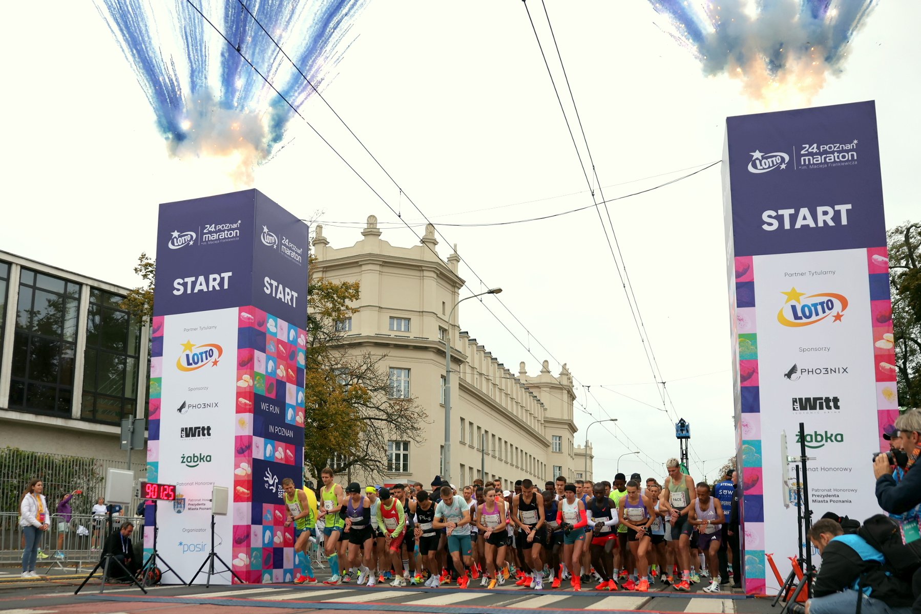 Uczestnicy 24-ego poznańskiego biegu maratońskiego ruszają na trasę