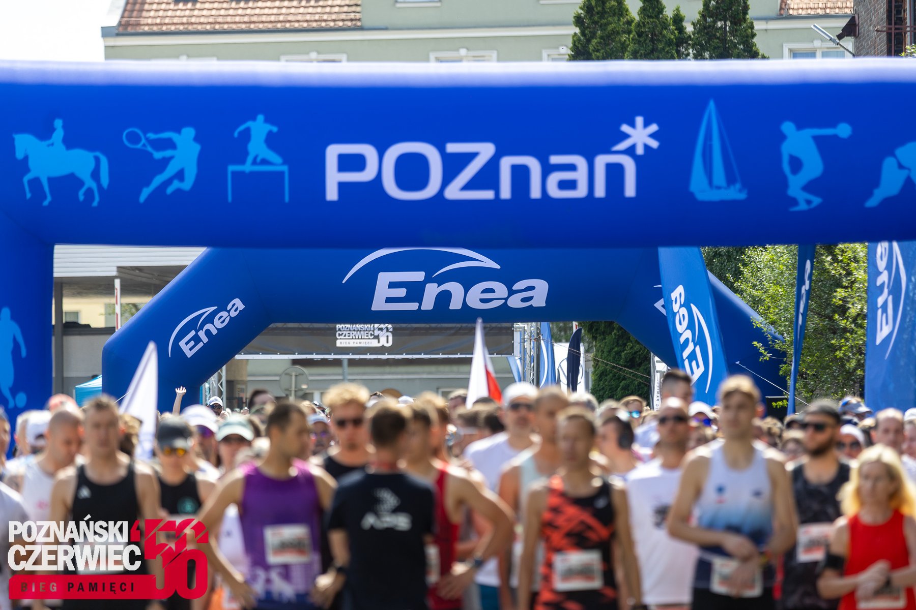 Uczestnicy Biegu Czerwca zgromadzeni na starcie biegu na terenie HCP