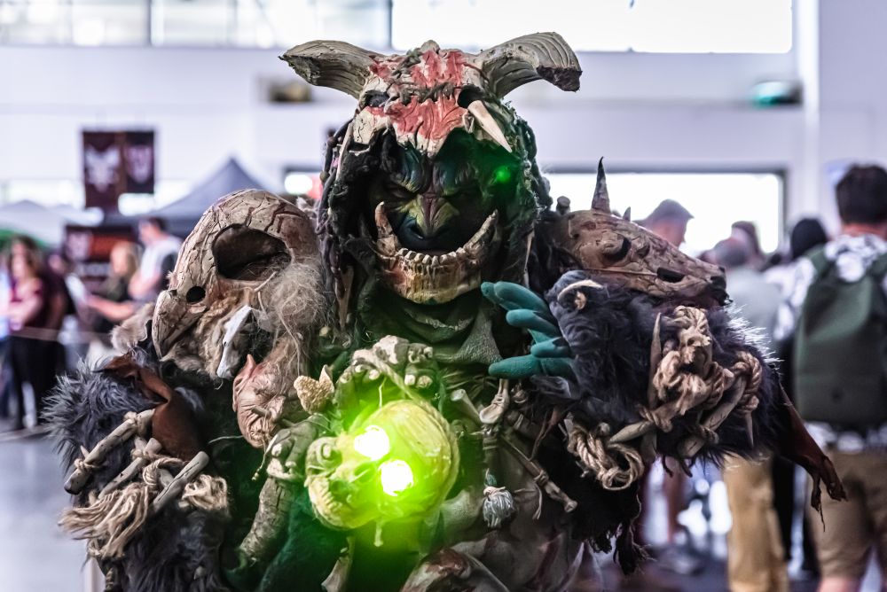 Uczestnik Pyrkonu przebrany za postać z gry przypominającą trolla.