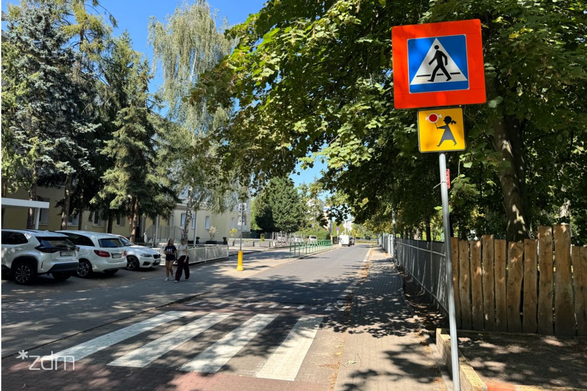 Ulica Brandstaettera z oznakowaniem przed szkołą