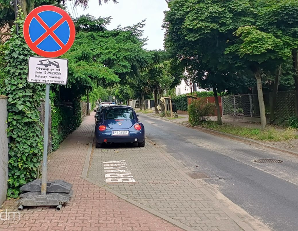 Ulica Cienista i znak informujący o zmianie organizacji ruchu