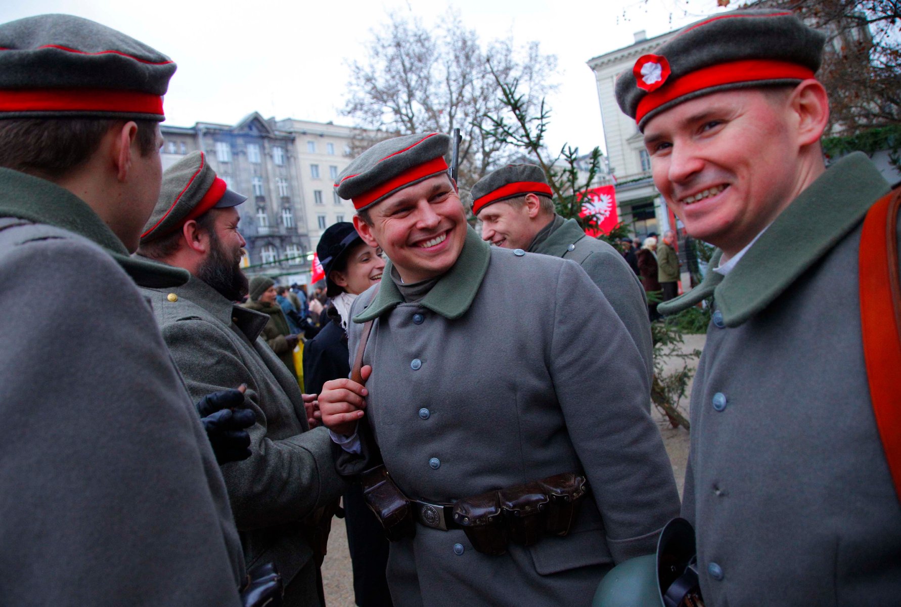 Umiechnięci mężczyźni w mundurach powstanców wielkopolskich
