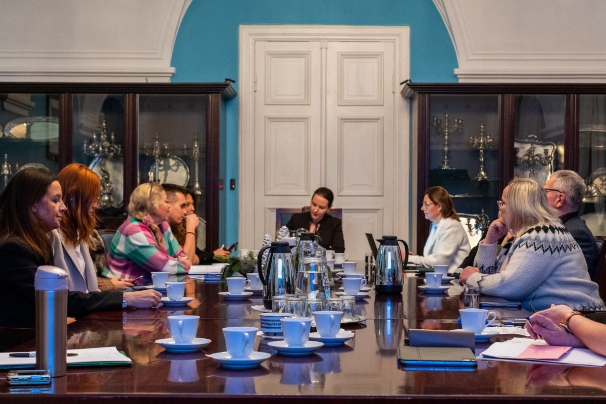w sali konferenctyjnej przy stole grupa osób uczetsniczy w spotkaniu - więcej w treści artykułu