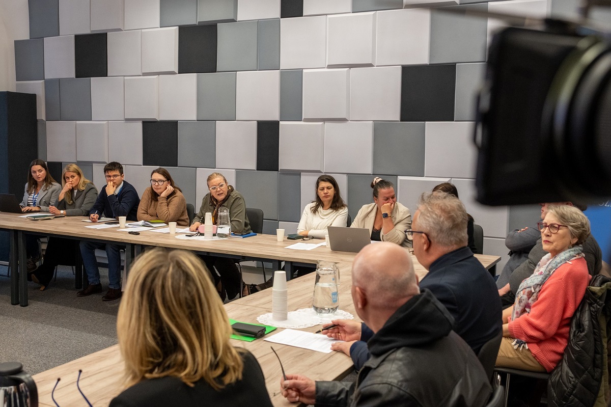 w sali konferencyjnej przy stole obradują radni, urzędnicy i mieszkańcy - grafika artykułu