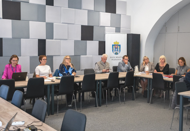 w sali konferencyjnej za stołem obraduje kilkanaścioro osób