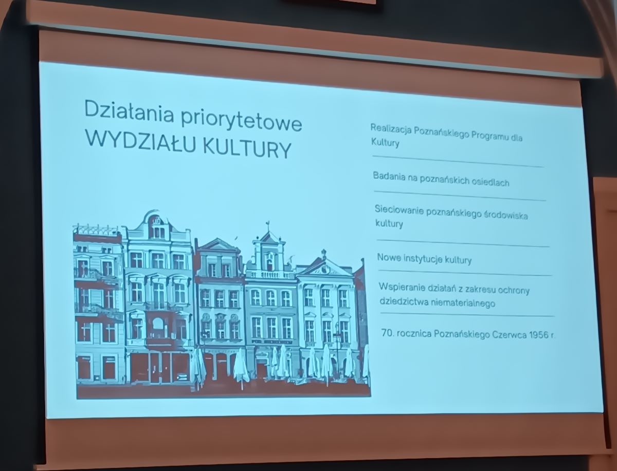 w sali na duzym ekranie wyświetlony jest sladj prezentacji - więcej w artykule