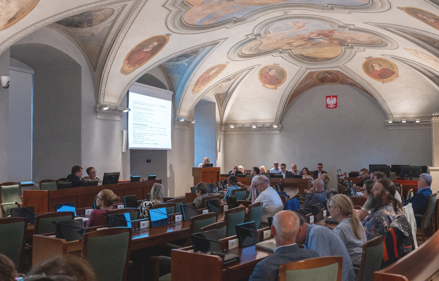 w sali sesyjnej obradują radne, radni i zaproszeniu goście