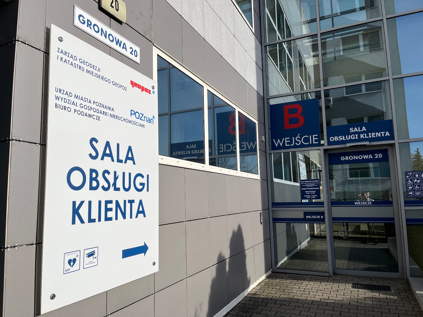 Wejście do sali obsługi klienta przy ul. Gronowej 22