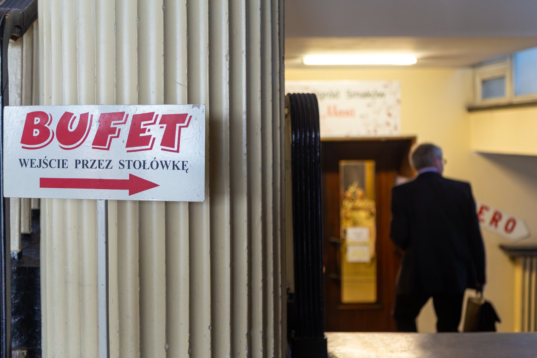 Wejście na stołówkę dawnego Wydziału Historii UAM.
