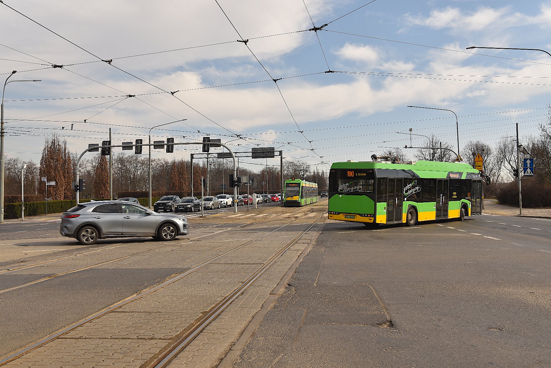 Węzeł AWF i skręcający w ul. Królowej Jadwigi autobus