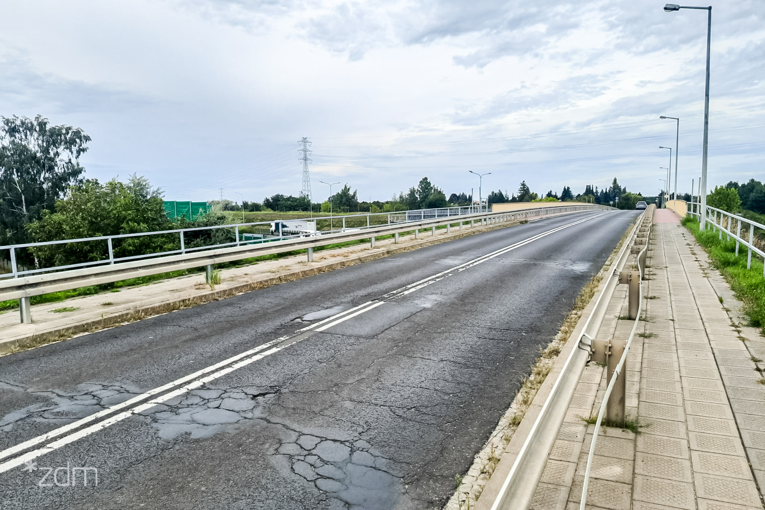 Wiadukt w ciągu ul. Pokrzywno i jego zniszczona nawierzchnia