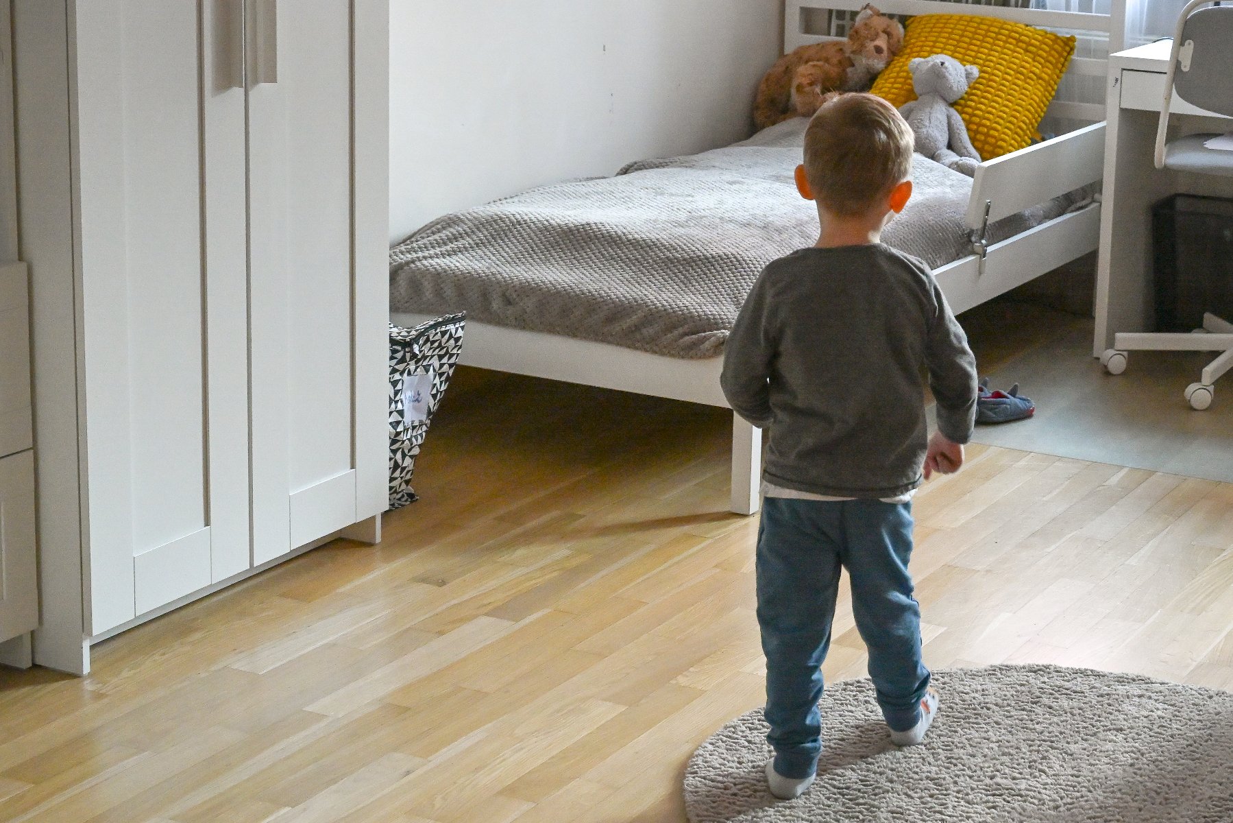 widok dziecka od tyłu w pokoju